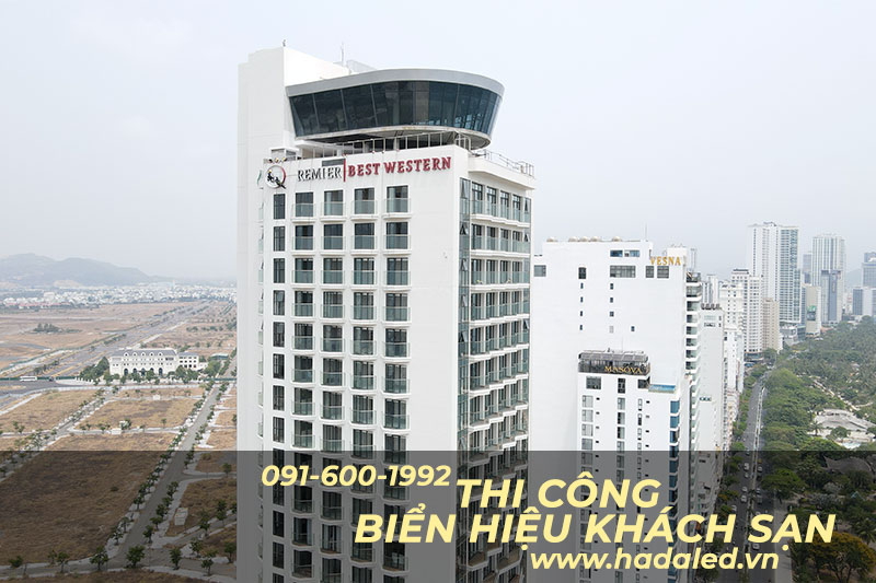 Biển hiệu khách sạn Marvella nhìn từ mặt tiền ban ngày