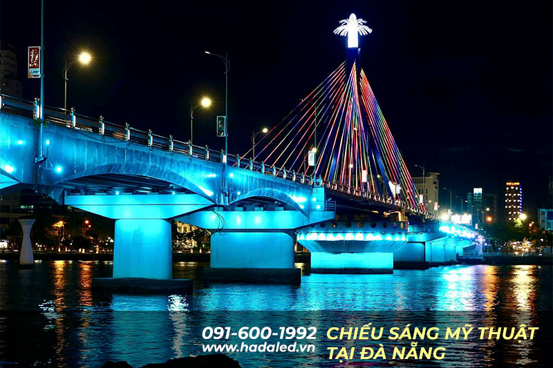 Den Led wall washer chieu sang cau quay Da Nang
