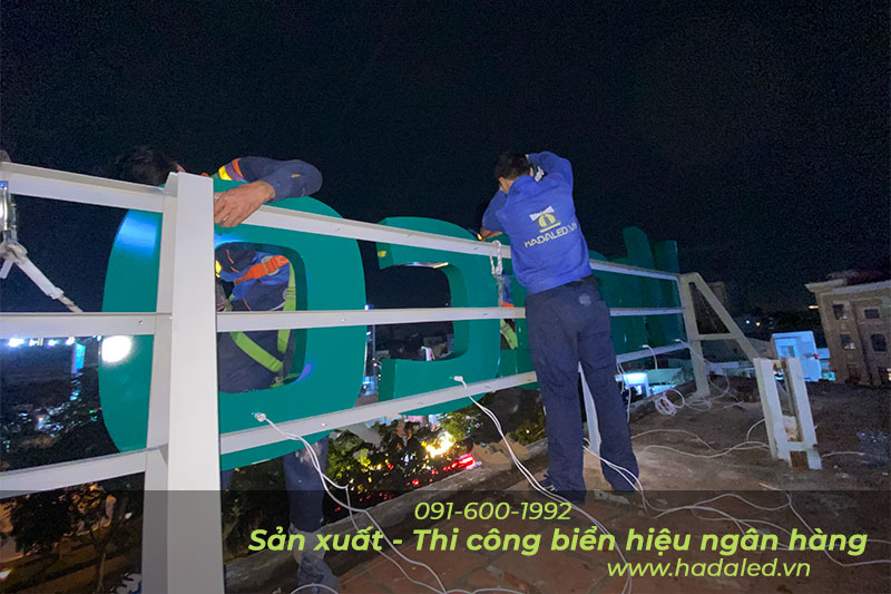 Kỹ thuật viên Hadaled đang lắp ráp chữ nổi LED thương hiệu Vietcombank tại Đồng Nai