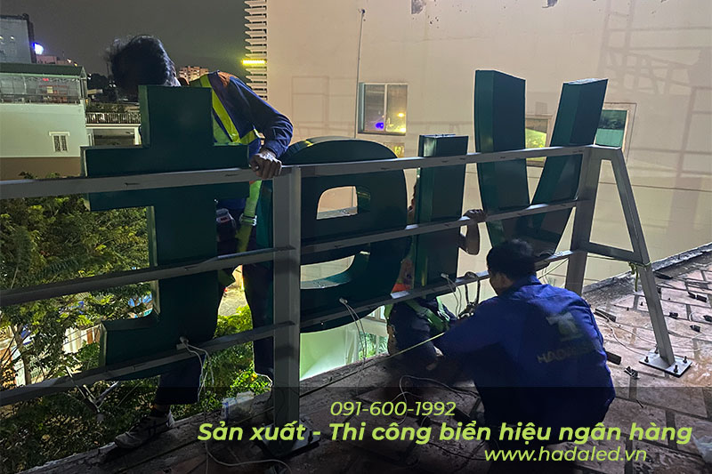 Gia cố khung Inox 304 chống gỉ cho biển hiệu ngân hàng, đảm bảo độ bền lâu dài