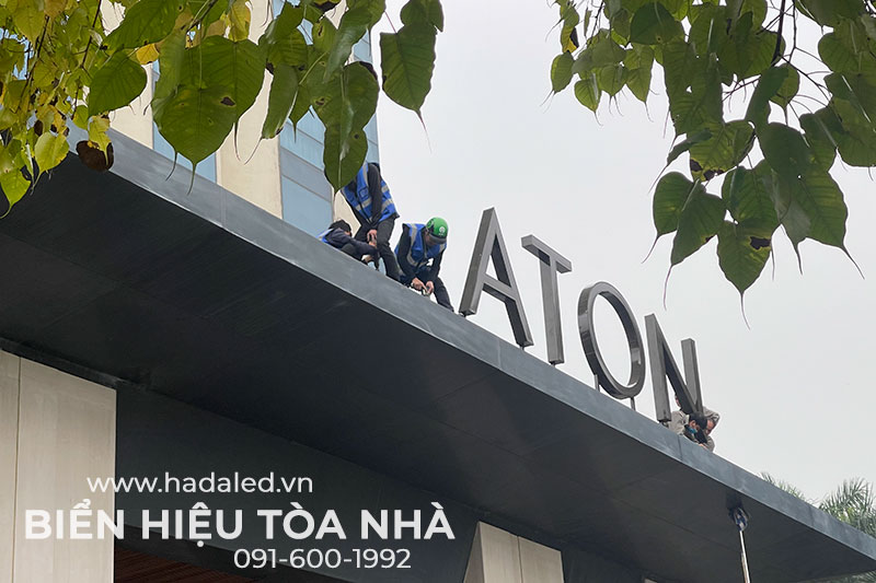 Biển hiệu tòa nhà trên mái sảnh