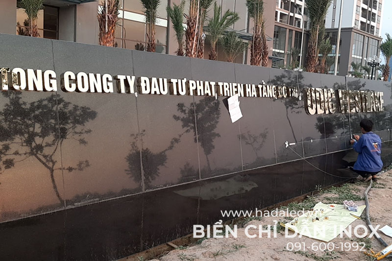 Biển Chỉ Dẫn Chung Cư Udic Westlake Bằng Inox 304 Ăn Mòn 15 Lắp đặt biển inox tên công trình