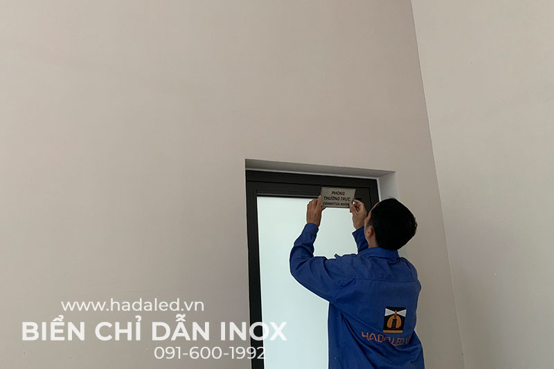 Biển Chỉ Dẫn Chung Cư Udic Westlake Bằng Inox 304 Ăn Mòn 18 Thi công lắp đặt biển phòng chức năng